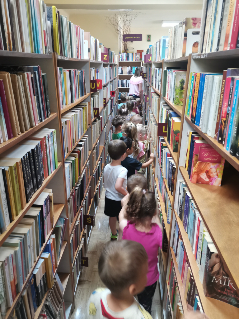 Przedszkolaki zwiedzające Bibliotekę